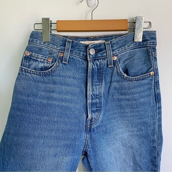 Levi’s Ribcage Straight High-Rise Ankle Jeans in Medium Wash • US 25 - Picture 2 of 10